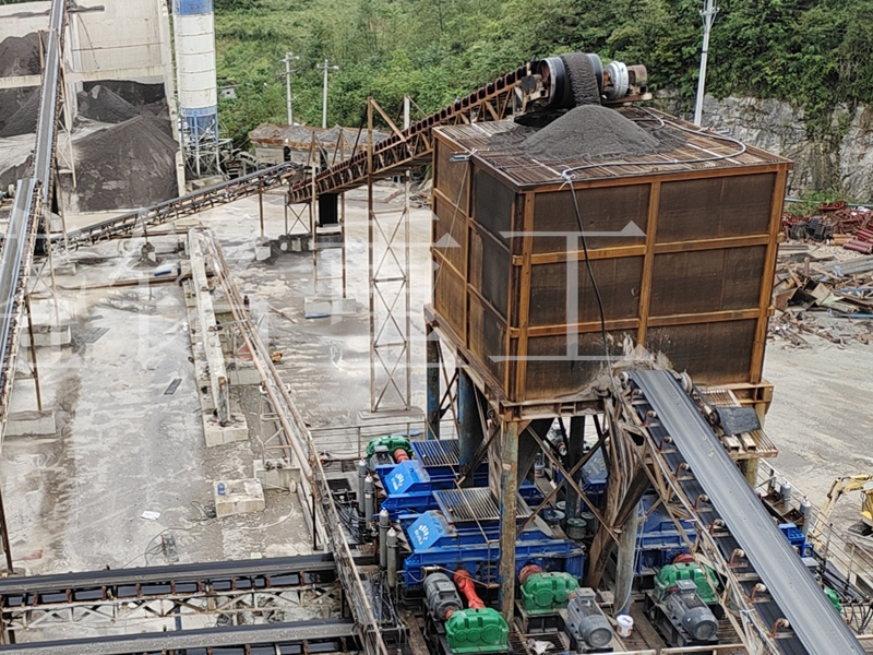 河北砂石生產(chǎn)線(xiàn)投產(chǎn)四臺(tái)對(duì)輥制砂機(jī)